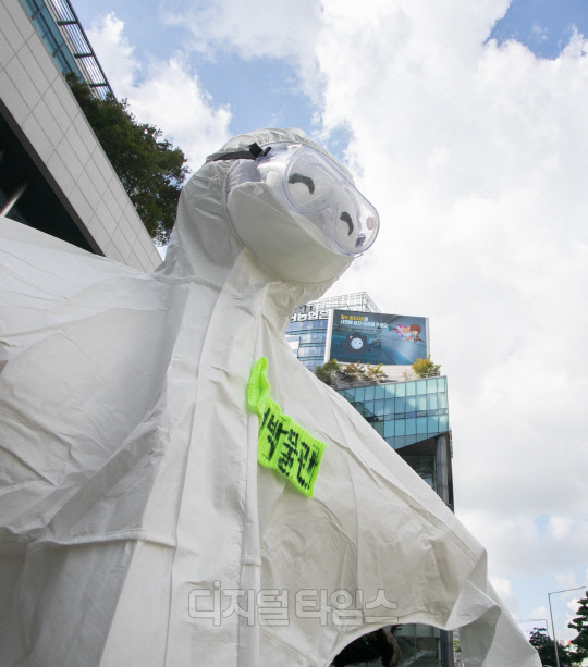선선한 날씨를 보인 4일 서울 중구 농업박물관 야외농장에 방역복을 입은 허수아비가 세워져 있다.박동욱 기자 fufus@
